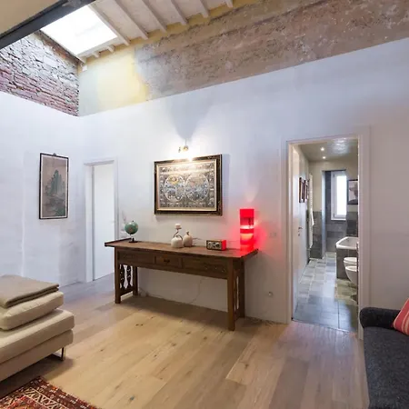 Unique 100 Sqm Design Flat In Oltrarno Lägenhet